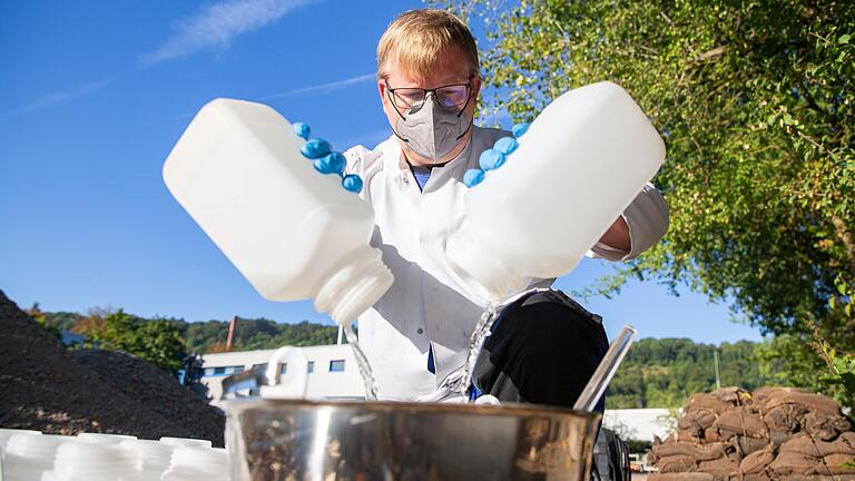 Was bringt das Corona-Monitoring durch Abwasserproben? Hier gießt Sascha Hovenstadt in der Kläranlage in Würzburg Wasserproben zusammen.