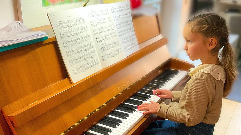 Viktoria spielt die Sonatine in F-Dur von Cornelius Gurlitt zu Hause an ihrem Klavier.