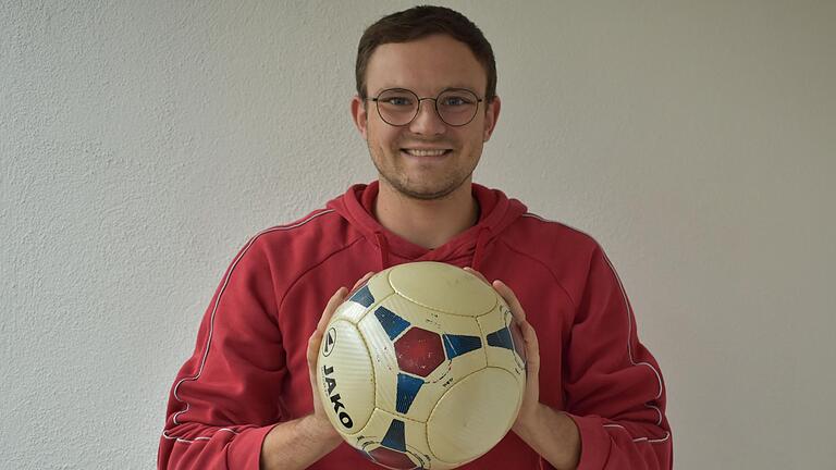Tobias Kaiser, eigentlich Innenverteidiger, stand beim 2:1-Sieg des FSV Hohenroth in Irmelshausen im Tor. Er parierte nicht nur einen Foulelfmeter, sondern erzielte mit einem Freistoß aus 35 Metern den Siegtreffer. Tobias Kaiser, eigentlich Innenverteidiger, stand beim 2:1-Sieg des FSV Hohenroth in Irmelshausen im Tor. Er parierte nicht nur einen Foulelfmeter, sondern erzielte mit einem Freistoß aus 35 Metern den Siegtreffer.