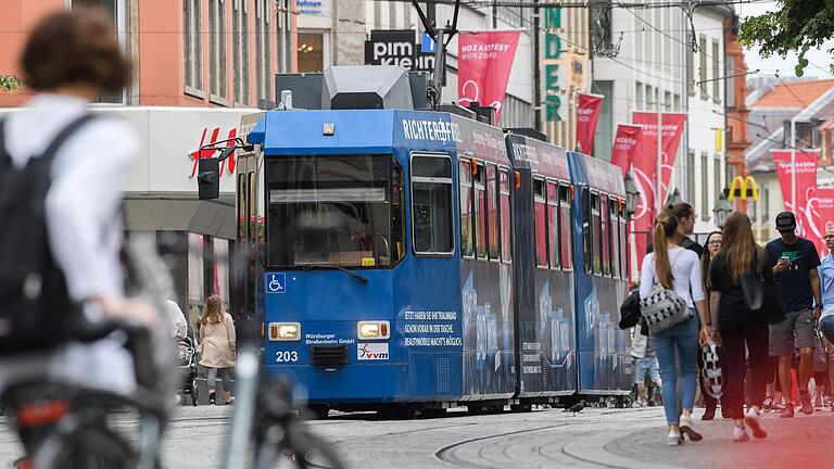 Die Stadtverwaltung möchte, dass mehr Menschen Straßenbahnen und Busse nutzen. Wie das gelingen kann, wurde Ende April in einem Workshop diskutiert.