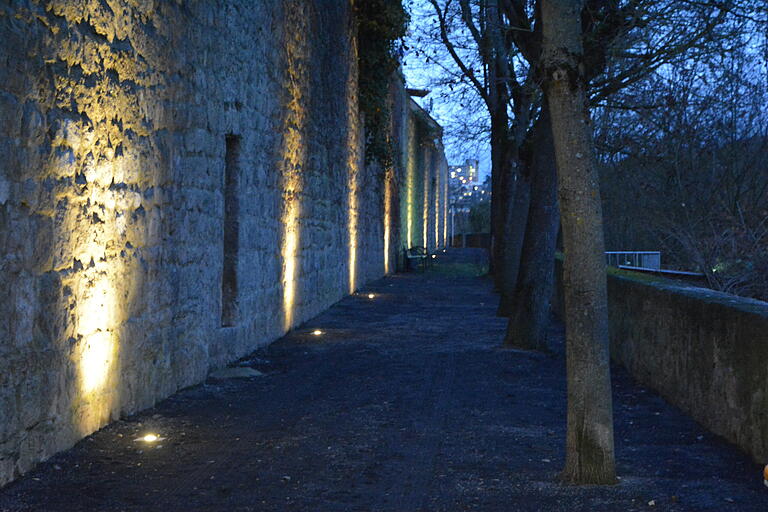 In den Boden eingelassene Leuchten lassen die Stadtmauer dezent erstrahlen.