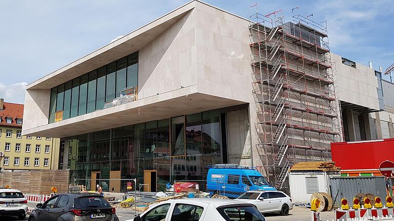 Das Mainfranken Theater Würzburg wird zurzeit saniert und umgebaut. Im Bild die Vorderansicht mit dem neuen Vorbau, den zukünftigen 'Kleinen Haus'.