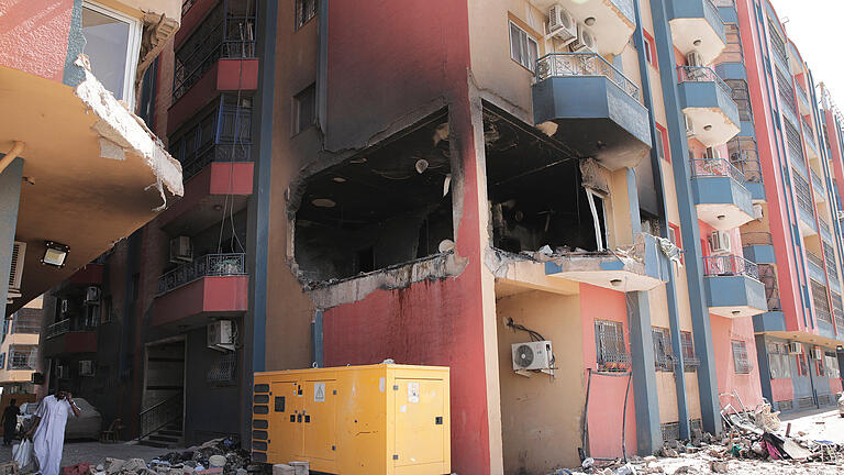 Konflikt im Sudan.jpeg       -  Ein während der andauernden Kämpfe beschädigtes Wohngebäude in Khartum. Kliniken melden bereits 300 Todesopfer in dem militärischen Konflikt.