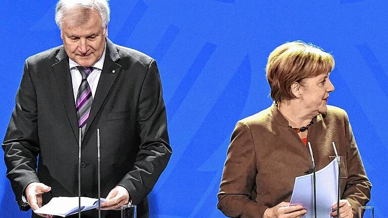 Koalitionsspitzen zur Flüchtlingspolitik       -  Zwischen Horst Seehofer und Angela Merkel passt derzeit deutlich mehr als ein Blatt Papier. Der Umgang mit der Flüchtlingskrise hat die Parteichefs von CSU und CDU entfremdet. Eine Annäherung ist nicht in Sicht.