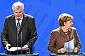 Koalitionsspitzen zur Flüchtlingspolitik       -  Zwischen Horst Seehofer und Angela Merkel passt derzeit deutlich mehr als ein Blatt Papier. Der Umgang mit der Flüchtlingskrise hat die Parteichefs von CSU und CDU entfremdet. Eine Annäherung ist nicht in Sicht.