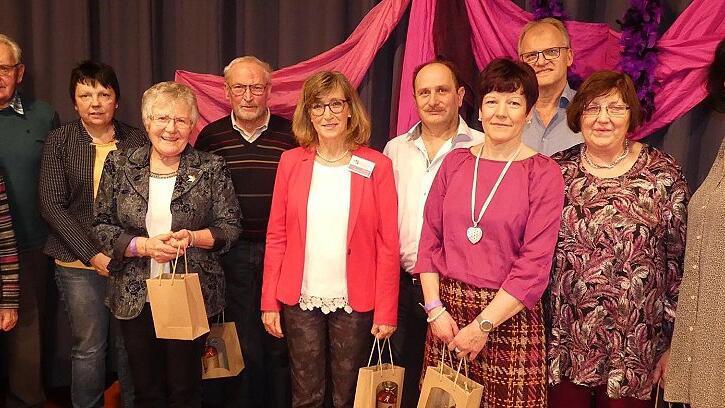 Bereits 25 und 30 Jahre engagieren sich diese Ehrenamtlichen für ihre Kirche.