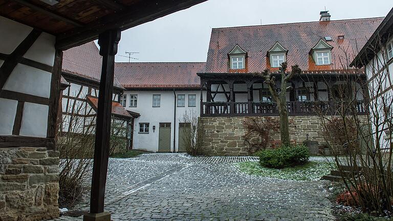 Idyllisch: Die Diözese schließt den Pilgerhof in Altenmünster. Der denkmalgeschützte Vierkanthof soll verkauft werden.