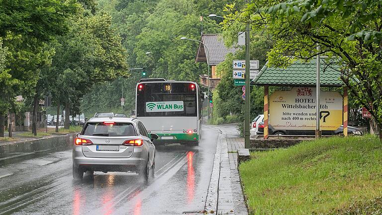 Eigener Busstreifen in der Höchberger Straße: Der Würzburger Stadtrat hat die Einrichtung eines Busstreifens (für Radfahrer frei) in der Höchberger Straße stadteinwärts einstimmig beschlossen. Eigener Busstreifen in der Höchberger Straße: Der Würzburger Stadtrat hat die Einrichtung eines Busstreifens (für Radfahrer frei) in der Höchberger Straße stadteinwärts einstimmig beschlossen.