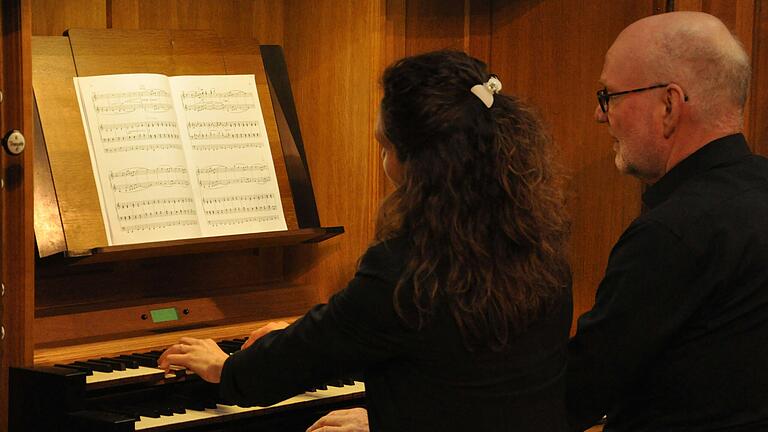 Julia Kohler und Thomas Drescher an der Winterhalter-Orgel.