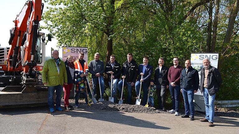 Spatenstich-Gruppenbild: Bürgermeister Peter Kraus (Fünfter von rechts) und die zweite Bürgermeisterin Doris Scheller-Gräf (Zweite von links) freuten sich zusammen mit Vertretern von Telekom, SNG und Tiefbau Detsch sowie mit dem stellvertretenden Breitbandpaten Sascha Müller über den Glasfaserbaubeginn.