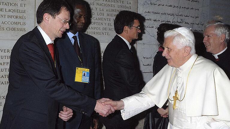 Händeschütteln mit dem Papst: Am Rande des Welternährungsgipfels 2009 in Rom traf der gebürtige Gerolzhöfer Alexander Müller als beigeordneter FAO-Generaldirektor auf Papst Benedikt.