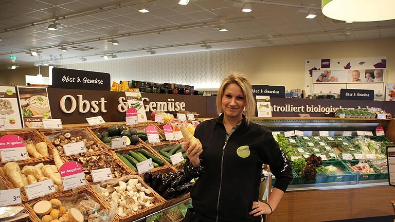 Stefanie Zahlaus vom Denn's Biomarkt Bad Kissingen findet, dass Pastinaken Abwechslung zu Karotten bringen.  Foto: Johannes Schlereth       -  Stefanie Zahlaus vom Denn's Biomarkt Bad Kissingen findet, dass Pastinaken Abwechslung zu Karotten bringen.  Foto: Johannes Schlereth