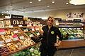 Stefanie Zahlaus vom Denn's Biomarkt Bad Kissingen findet, dass Pastinaken Abwechslung zu Karotten bringen.  Foto: Johannes Schlereth       -  Stefanie Zahlaus vom Denn's Biomarkt Bad Kissingen findet, dass Pastinaken Abwechslung zu Karotten bringen.  Foto: Johannes Schlereth