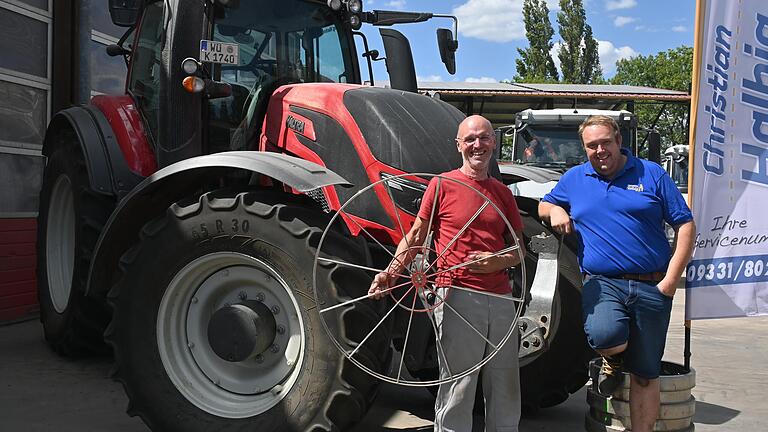 Casablanca-Chef Gert Dobner (links) und Landtechnik-Unternehmer Christian Halbig sind auf den Ansturm beim dritten Ochsenfurter Traktor-Kino vorbereitet. Casablanca-Chef Gert Dobner (links) und Landtechnik-Unternehmer Christian Halbig sind auf den Ansturm beim dritten Ochsenfurter Traktor-Kino vorbereitet.