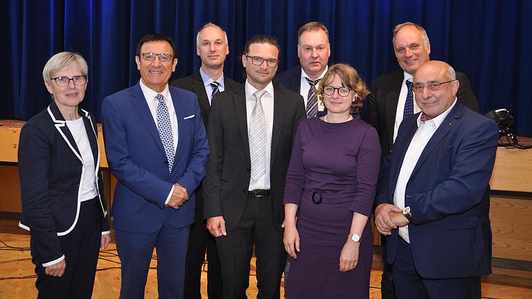 Ehrengäste (von links): Cornelia Wetterich, Wolfgang Reinhart, Andreas Braun, Sebastian Link, Sebastian Gerstenkorn, Kristina Klammt, Christian Wamser, Gerhard Baumann bei der Einführung des neuen Schulleiters am MGG.