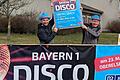 Die Bayern 1-Disco kommt in die Marktgemeinde Oberelsbach: Der Vorsitzende des TSV Unterelsbach, Thomas Englert (links), sowie Initiator und Organisator Sven Zimmer (rechts) freuen sich auf einen abwechslungsreichen Abend.