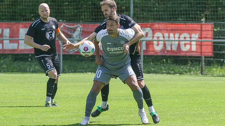 In enger Umklammerung: Florian Heim (hinten) vom ETSV Würzburg bearbeitet Spielertrainer Cristian Dan (vorne) vom TSV Lengfeld, der auch der Siegtorschütze seines Teams im Stadtderby war. Weiter im Bild: ETSV-Spieler Johannes Geisler (links). In enger Umklammerung: Florian Heim (hinten) vom ETSV Würzburg bearbeitet Spielertrainer Cristian Dan (vorne) vom TSV Lengfeld, der auch der Siegtorschütze seines Teams im Stadtderby war. Weiter im Bild: ETSV-Spieler Johannes Geisler (links).