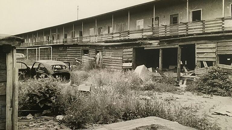 Ein Wohnblock der sogenannten Laubengangkolonie in der Zellerau für 'sozial schwierige Fälle' kurz vor dem Abriss im Juli 1972.