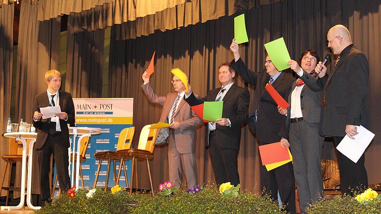 Main-Post-Wahlforum       -  Beim Wahlforum der Main-Post stellten sich die vier Bürgermeisterkandidaten, Inge Albert, Jürgen Lippert, Georg Ondrasch und Jürgen Stich, den rund 1000 Gemündener Bürgern in der Scherenberghalle vor.