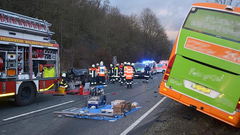 Main-Post Auto & Verkehr: Erste Hilfe am Unfallort       -  Ein Unfall ist schnell passiert, wie etwa hier auf der B8 nahe Waldbrunn im vergangenen Dezember. Doch wie verhält man sich richtig, wenn man an eine Unfallstelle kommt?