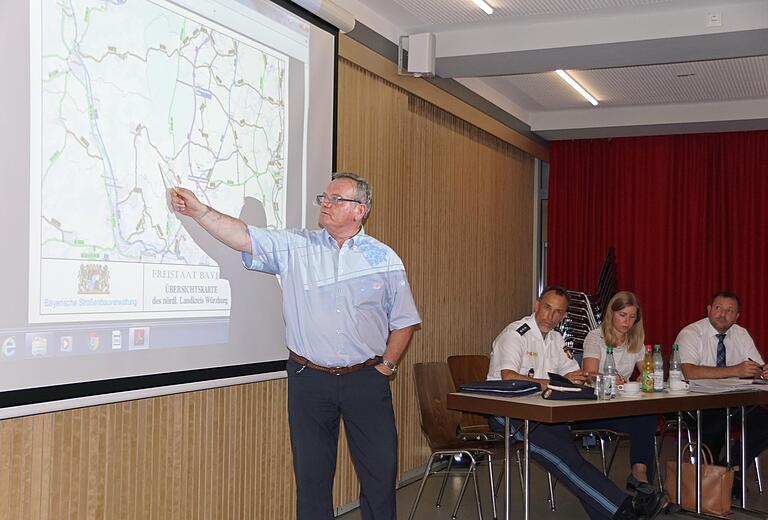 Landtagsabgeordneter Manfred Ländner stellte geplante Ortsumgehungen vor. Am Podium sitzen von links: Verkehrssachbearbeiter Longin Schubert von der Polizeiinspektion Würzburg-Land, Abteilungsleiterin Johanna Fischer und Straßenbauleiter Stefan Lehner vom Staatlichen Bauamt Würzburg.