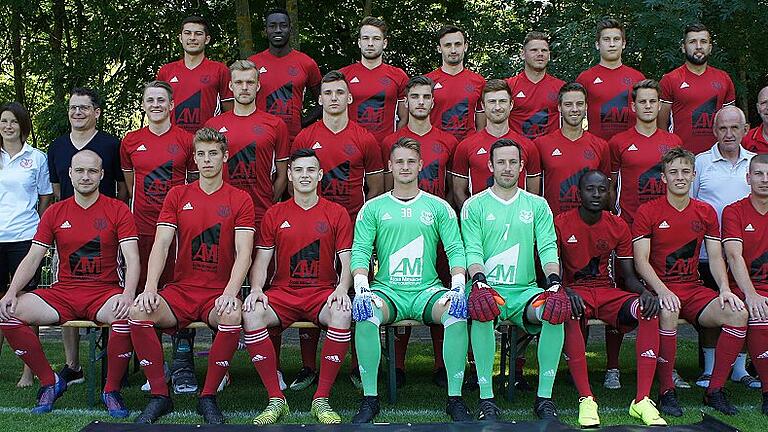 Das Team des TSV Lengfeld in der neuen Landesliga-Saison (hinten von links) Sandro Hammer, Bara Top, Lukas Kirchner, Andreas Burbach, Kevin Weidner, Tim Hänling, Daniel Endres, (Mitte von links) Trainer Michael Hochrein, Physiotherapeutin Kim Hochrein, Mannschaftsarzt Dr. Jürgen Schultheiß, Silas Krebelder, Bastian Full, Dominik Tkalec, Jeremias Hofmann, Sebastian Markert, Dominik Heckelmann, Patrick Albert, Zeugwart Claus Mitnacht, Mannschaftsbetreuer Andreas Ebsen, Sportleiter Rudolf Kerl, (vorne von links) Daniel Plagens, Dominik Schmitt, Daniel Zuljevic, Patrick Krämer, Marvin Nicklaus, Sita Diaby, Paul Gogl und Julian Meyer. Das Team des TSV Lengfeld in der neuen Landesliga-Saison (hinten von links) Sandro Hammer, Bara Top, Lukas Kirchner, Andreas Burbach, Kevin Weidner, Tim Hänling, Daniel Endres, (Mitte von links) Trainer Michael Hochrein, Physiotherapeutin Kim Hochrein, Mannschaftsarzt Dr. Jürgen Schultheiß, Silas Krebelder, Bastian Full, Dominik Tkalec, Jeremias Hofmann, Sebastian Markert, Dominik Heckelmann, Patrick Albert, Zeugwart Claus Mitnacht, Mannschaftsbetreuer Andreas Ebsen, Sportleiter Rudolf Kerl, (vorne von links) Daniel Plagens, Dominik Schmitt, Daniel Zuljevic, Patrick Krämer, Marvin Nicklaus, Sita Diaby, Paul Gogl und Julian Meyer.
