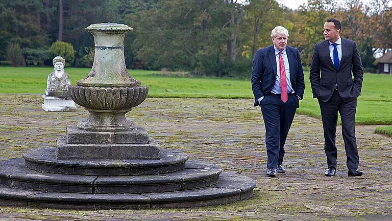 BRITAIN-IRELAND-EU-BREXIT-POLITICS       -  Dieses Treffen zwischen den Regierungschefs Boris Johnson (Großbritannien, links) und Leo Varadkar (Irland) in Nordengland könnte am Donnerstag den Weg für einen Brexit-Deal geebnet haben.