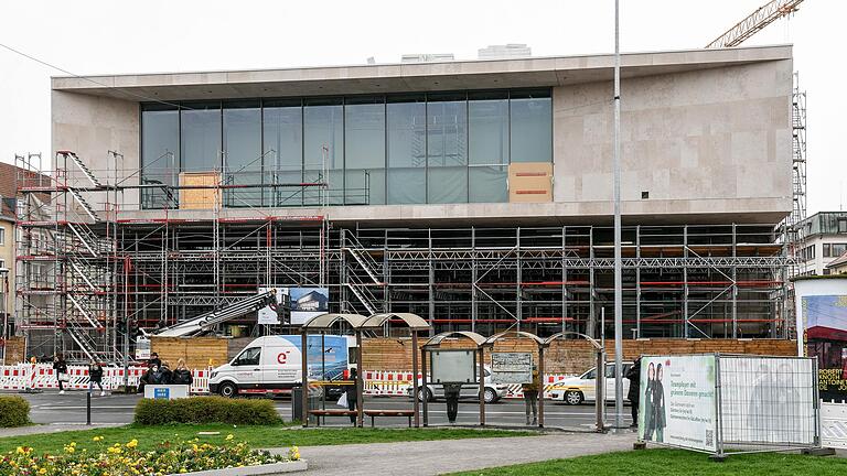 Das Mainfranken Theater in Würzburg: Das Gerüst wurde schon teilweise entfernt.