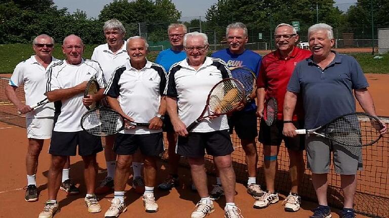 Erfolgreich mit den Kürnacher Tennis-Senioren: Walter Szaule (Vierter von links).