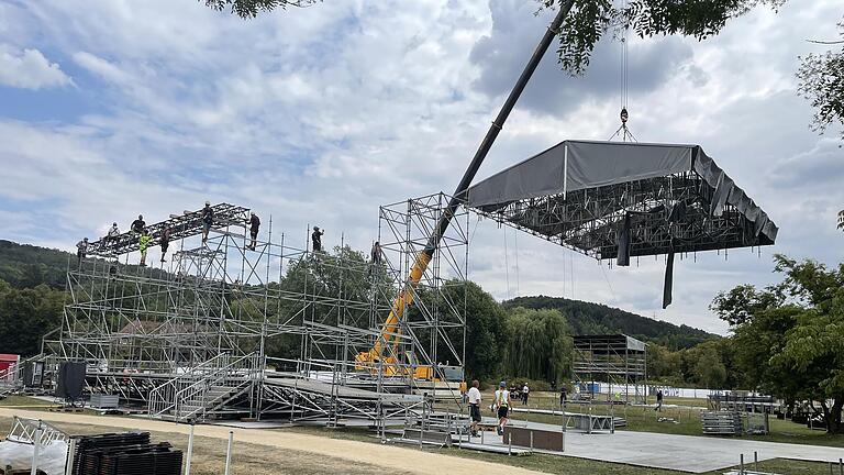 In vollem Gange ist der Aufbau der Bühne und des Festivalgeländes im Luitpoldpark für die Konzerte von Roland Kaiser und LEA in Bad Kissingen. Foto: Sebastian Schmitt       -  In vollem Gange ist der Aufbau der Bühne und des Festivalgeländes im Luitpoldpark für die Konzerte von Roland Kaiser und LEA in Bad Kissingen. Foto: Sebastian Schmitt