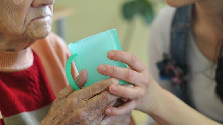 Das Sozialamt kann Rückforderungen an die nächsten Angehörigen des Pflegeheimbewohners stellen. Foto: Patrick Pleul       -  Das Sozialamt kann Rückforderungen an die nächsten Angehörigen des Pflegeheimbewohners stellen.