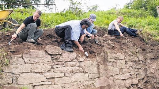 Beweis der guten Zusammenarbeit mit mehreren Universitäten: Seit Jahren arbeiten Praktiker und Studenten beispielsweise auf dem Burggelände am Partensteiner Schlossberg Hand in Hand. Auch dieses Vorhaben ist Teil des Archäologischen Spessartprojekts.