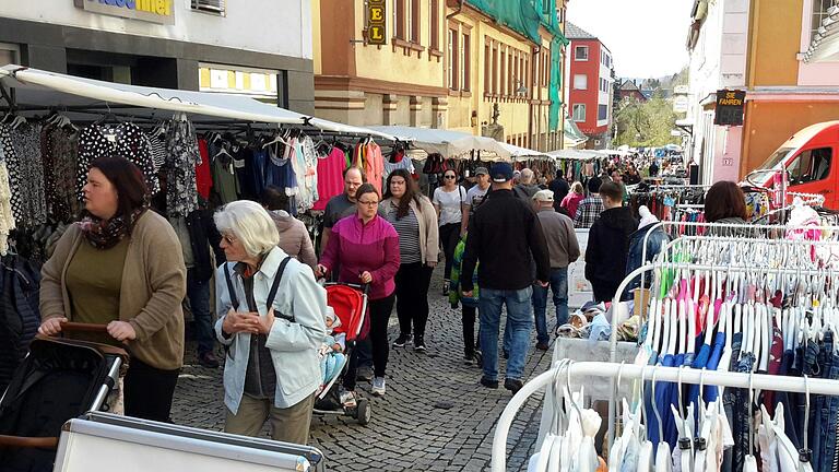 Ihrem Namen machte die Fußgängerzone  von Bad Brückenau alle Ehre. Den ganzen Nachmittag war die Ludwigstraße stark frequentiert. Auch viele Besucher aus dem Umland waren zum traditionellen Frühlingsmarkt nach Bad Brückenau gekommen. Rolf Pralle       -  Ihrem Namen machte die Fußgängerzone  von Bad Brückenau alle Ehre. Den ganzen Nachmittag war die Ludwigstraße stark frequentiert. Auch viele Besucher aus dem Umland waren zum traditionellen Frühlingsmarkt nach Bad Brückenau gekommen. Rolf Pralle