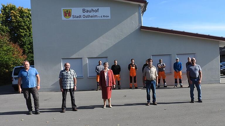 Bei der Mitarbeiterverabschiedung vor dem Ostheimer Bauhof: Auf dem Bild von links: Timo Palau (Bauhofleiter), Harald Stapf (Werkstatt und Grüntrupp), Karina Werner (2. Bürgermeisterin), Michael Sauer (Gärtner) und Roland Trapp (Personalrat). Im Hintergrund die Mitarbeiter des Ostheimer Bauhofs.