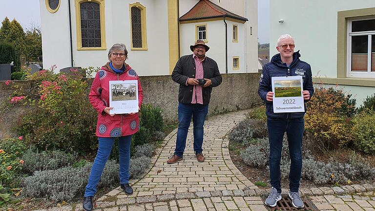 Das Trio des Arbeitskreises 'Dorfkalender' (von links) Angelika Brand, Dominik Zeißner und Christian Hofmann präsentiert ihr neuestes Werk des Schwemmelsbacher Dorfkalenders.