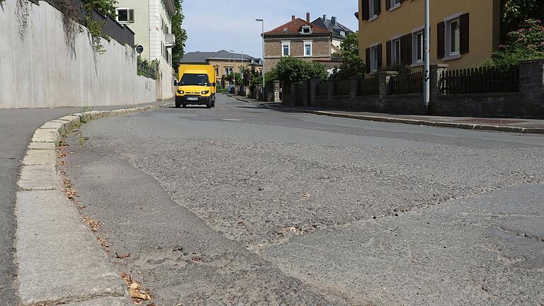 Der Amalienweg gehört zu den schlechtesten Straßen in Kitzingen. Er soll saniert werden, nachdem das Umfeld des Bahnhofs neu gestaltet ist. Der Amalienweg gehört zu den schlechtesten Straßen in Kitzingen. Er soll saniert werden, nachdem das Umfeld des Bahnhofs neu gestaltet ist.