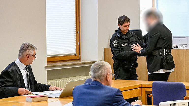 Der Prozess gegen den Kopf der Gemeinschaft 'Go&Change' zieht sich weiter in die Länge. Unter Ausschluss der Öffentlichkeit sagte Kai K. am 24. Verhandlungstag vor dem Landgericht Schweinfurt weiter aus. Der Prozess gegen den Kopf der Gemeinschaft 'Go&Change' zieht sich weiter in die Länge. Unter Ausschluss der Öffentlichkeit sagte Kai K. am 24. Verhandlungstag vor dem Landgericht Schweinfurt weiter aus.