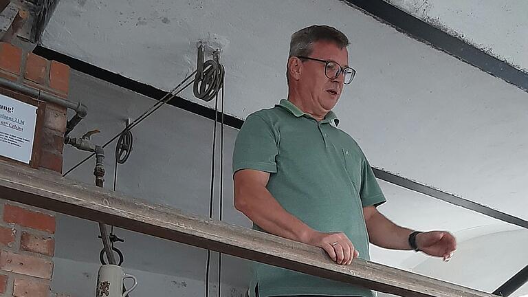 Sudführer Andreas Ort bei seinen Ausführungen über das Bier-Brauen. Sudführer Andreas Ort bei seinen Ausführungen über das Bier-Brauen.