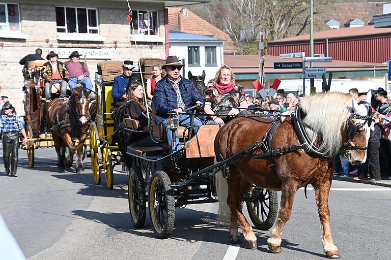 Viele Kutschen, ob mit einem Zugtier oder mehreren, bereicherten den Umzug durch die Stadt des Bad Mergentheimer Pferdemarktes. Viele Kutschen, ob mit einem Zugtier oder mehreren, bereicherten den Umzug durch die Stadt des Bad Mergentheimer Pferdemarktes.