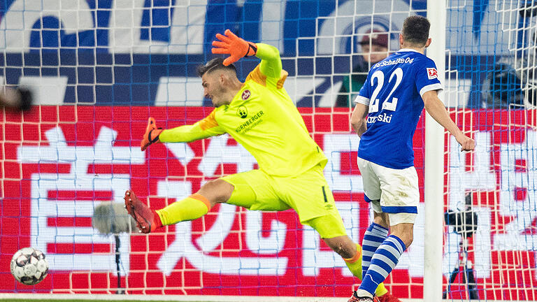 FC Schalke 04 - 1. FC Nürnberg       -  Und wieder gab es nichts zu halten für Fabian Bredlow (Mitte): Schalkes Steven Skrzybski schoss aus kurzer Distanz zum 4:2 ein. Bredlow ersetzte kurz vor der Pause den verletzt ausgeschiedenen Christian Mathenia.