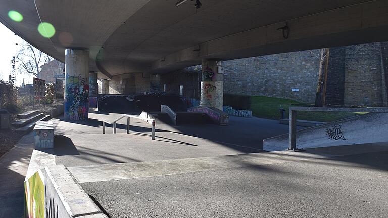 Kommt gut an, ist aber zu klein und die Lichtverhältnisse sind bescheiden: Der Skatepark unweit der Stadtmauer.