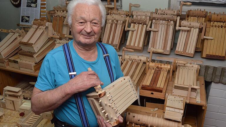 Mit Leib und Seele Hobby-Bastler: Johann Germann in seiner Schatzkammer in Thundorf.