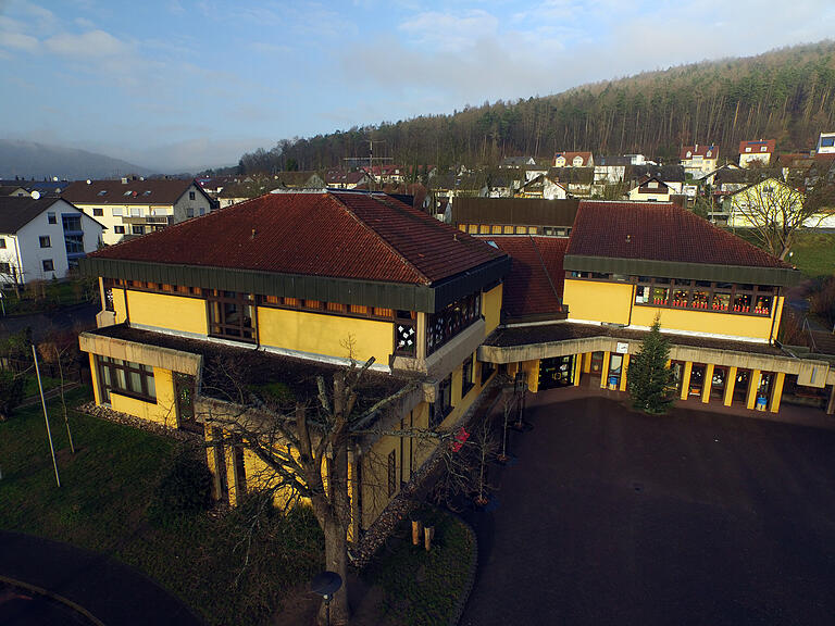 Der Lohrer Stadtrat hat in einer zweitägigen Klausur eine Art Investitionsprogramm für die nächsten Jahre diskutiert. Dabei wurde deutlich, dass sich die Stadt die seit Jahren immer wieder ins Gespräch kommende und als dringlich erachtete Generalsanierung der im Bild zu sehenden Grundschule Sendelbach vor 2027 nicht leisten können wird. Der Lohrer Stadtrat hat in einer zweitägigen Klausur eine Art Investitionsprogramm für die nächsten Jahre diskutiert. Dabei wurde deutlich, dass sich die Stadt die seit Jahren immer wieder ins Gespräch kommende und als dringlich erachtete Generalsanierung der im Bild zu sehenden Grundschule Sendelbach vor 2027 nicht leisten können wird.