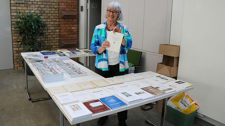 73 Veröffentlichungen hat der Geschichts- und Museumsverein Lohr in seiner Schriftenreihe bislang herausgebracht. Chefin des Bücherverkaufs ist Sabine Fiedler-Conradi. Foto: Thomas Josef Möhler 73 Veröffentlichungen hat der Geschichts- und Museumsverein Lohr in seiner Schriftenreihe bislang herausgebracht. Chefin des Bücherverkaufs ist Sabine Fiedler-Conradi. Foto: Thomas Josef Möhler