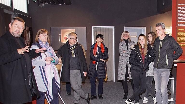 Beeindruckt waren die Besucher der Ausstellungseröffnung von den Bildern, aber auch von den Ausführungen des Künstlers und Theologen Rainer Behr (links). Beeindruckt waren die Besucher der Ausstellungseröffnung von den Bildern, aber auch von den Ausführungen des Künstlers und Theologen Rainer Behr (links).