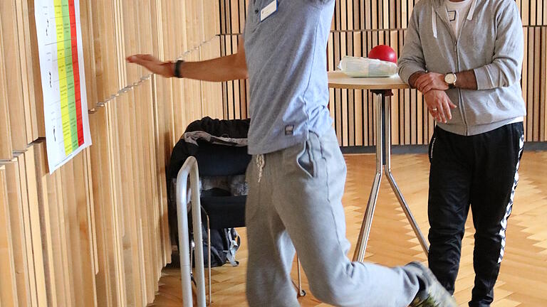 Die Therapeuten Sad Eddin Ahmad (rechts) und Yogesh Saini demonstrierten unter anderem Gleichgewichtsübungen auf dem Therapiegerät Posturomed.