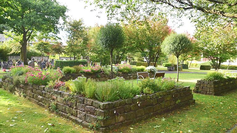 Eine Besonderheit auf dem Friedhof Bergrheinfeld ist der Urnengarten, der zum Verweilen einlädt. Eine Besonderheit auf dem Friedhof Bergrheinfeld ist der Urnengarten, der zum Verweilen einlädt.