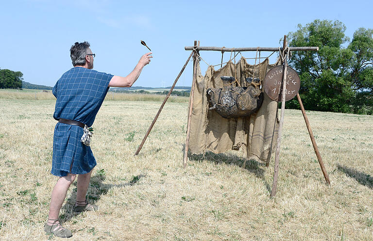 Mit Pfeilen und historisch gewandet versuchte dieser Mann sich in der 'Wildsau-Jagd'.