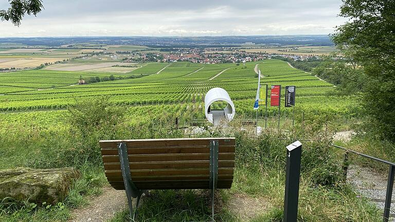 Hoch oben in den Rödelseer Weinbergen: Wer hier nicht einige Minuten innehält und den Ausblick genießt, ist selbst schuld. Hoch oben in den Rödelseer Weinbergen: Wer hier nicht einige Minuten innehält und den Ausblick genießt, ist selbst schuld.
