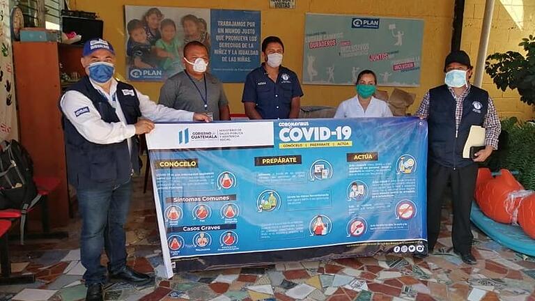 Plan in der Pandemie: Mitarbeiter von 'Plan International' verteilen in Guatemala Infomaterial zur weltweiten Corona-Krise. Plan in der Pandemie: Mitarbeiter von 'Plan International' verteilen in Guatemala Infomaterial zur weltweiten Corona-Krise.
